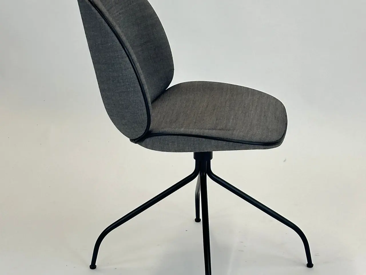 Billede 6 - GUBI Beetle Meeting Chair Stol – Grå med Sort Stel