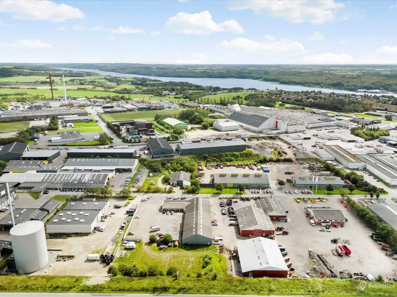 Billede 19 - Bilforretning med meget udenomsplads