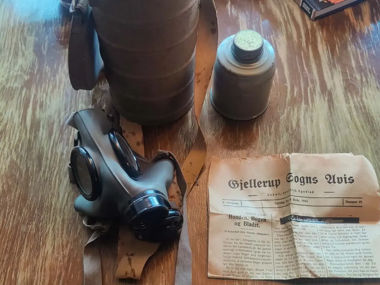 Billede 1 - Gasmaske 1939 + Gjellerup Sogns Avis fra 1943