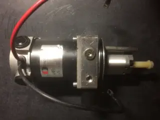 12 V. Hydraulikpumpe