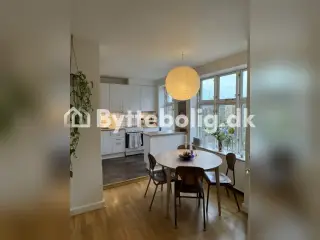 Stor lys lejlighed 300 meter fra søerne
