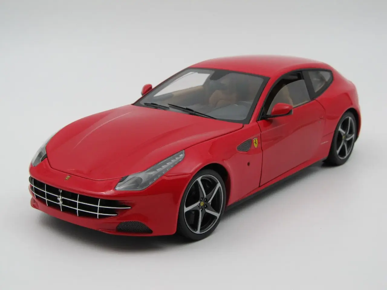 Billede 1 - 2011 Ferrari FF - 1:18 - Rosso Corsa Red