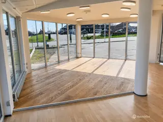 Synligt erhvervslejemål på 250 m2 i Struer - Ideelt til butik.. showroom eller lager