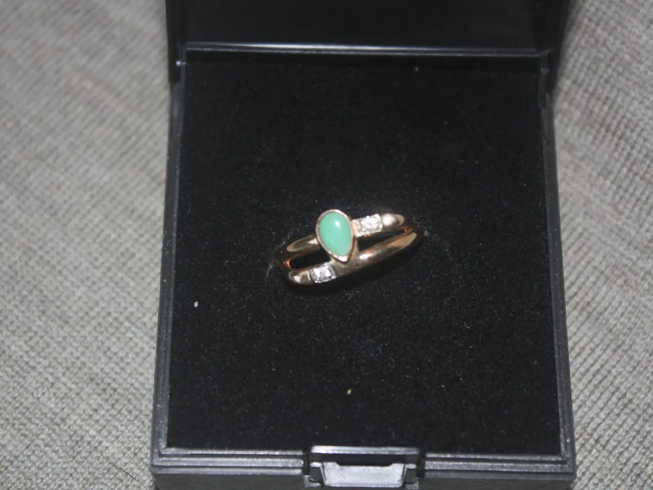 Billede 1 - Ring ustemplet guld med chrysopras sten