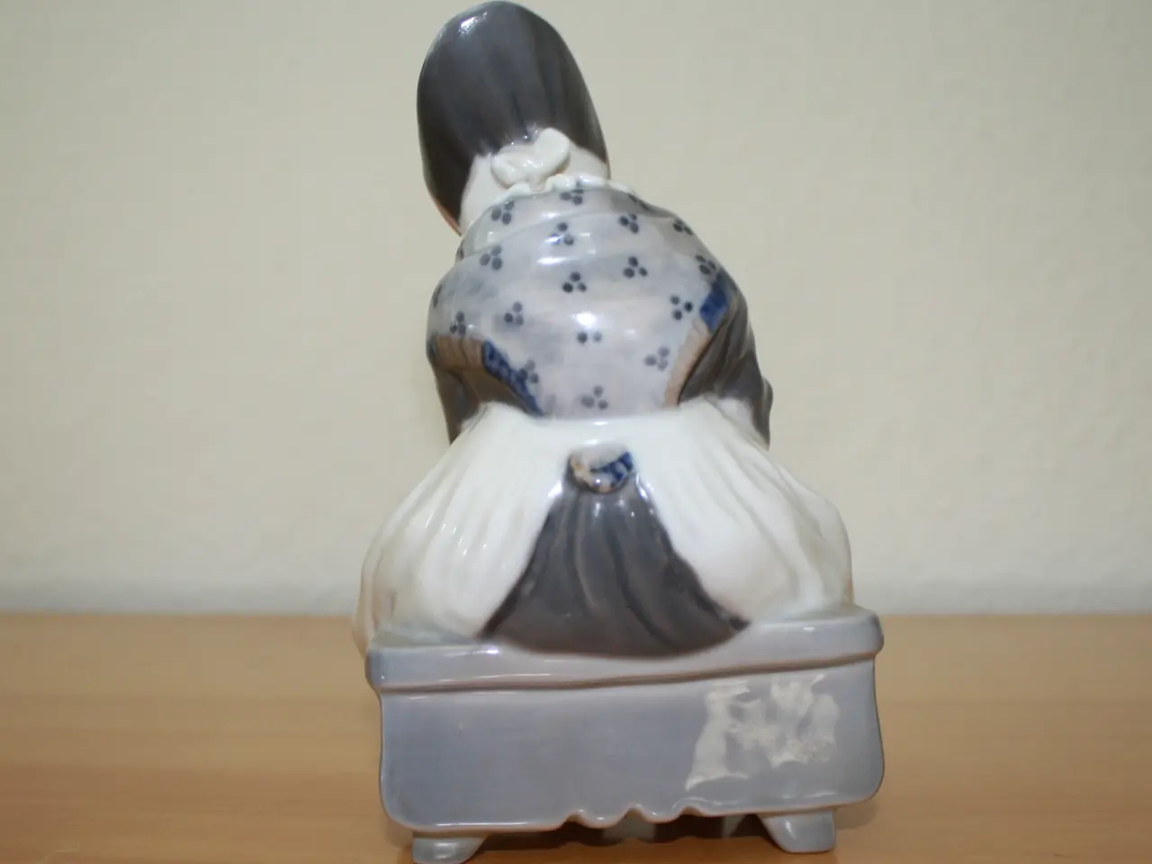 Billede 6 - Amagerpige, figur fra Royal Copenhagen
