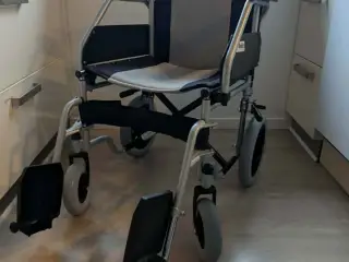 Kørestol og Badetaburet.