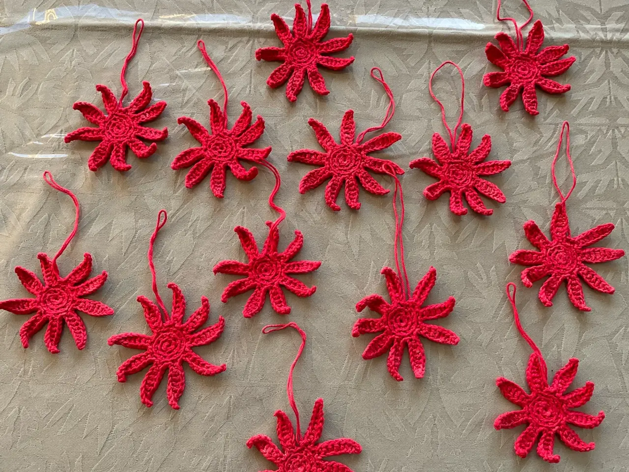 Billede 1 - Julepynt - hæklede juleblomster