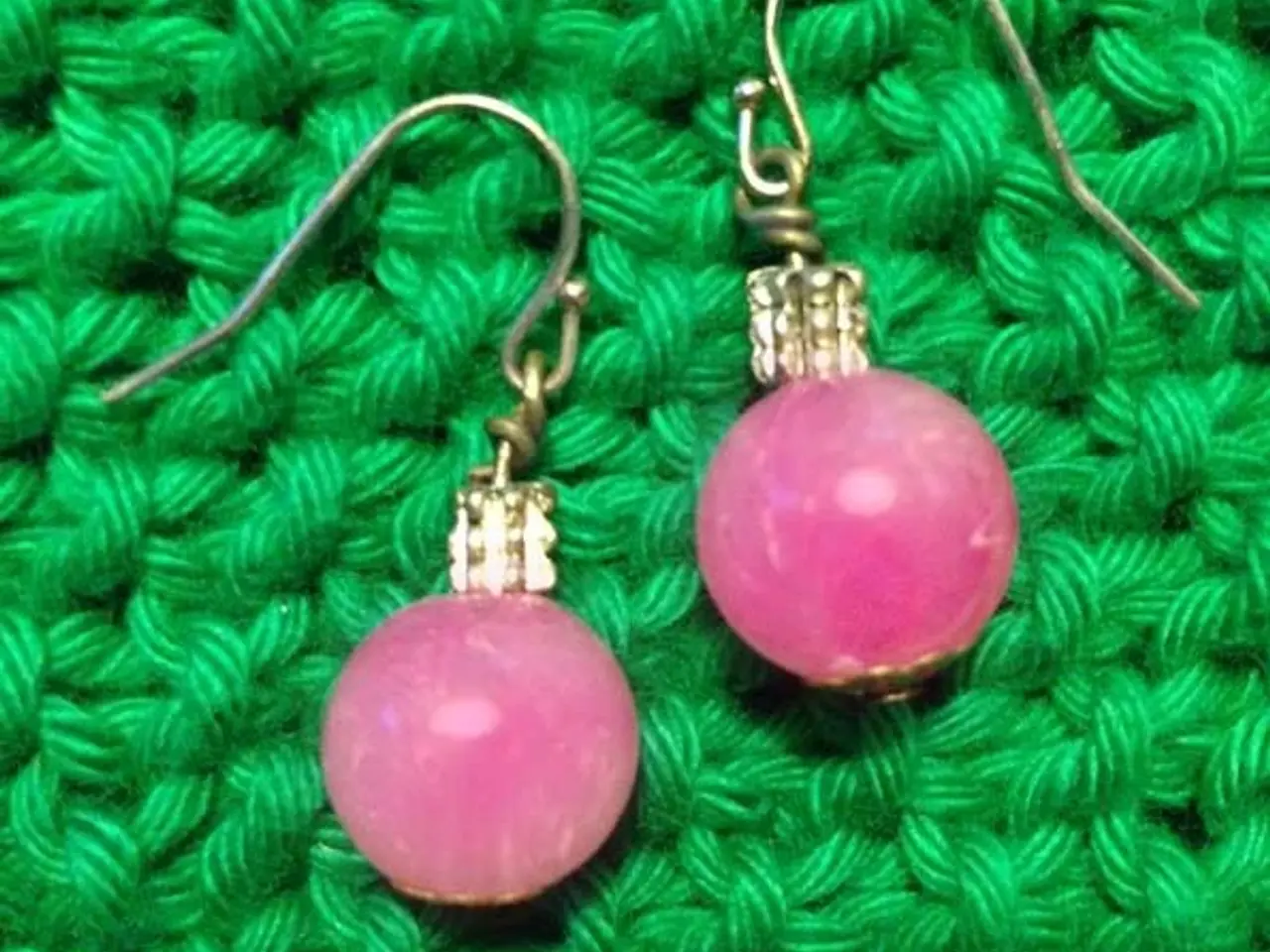 Billede 9 - Vedhæng med pink, marmoreret perle. Til armbånd.