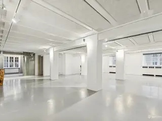 Kontorlejemål i stueetage med rå og industriel stil - tæt på Islands Brygge metrostation