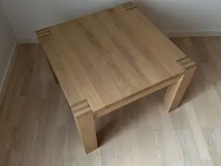 Kraftigt hjørnebord i træ