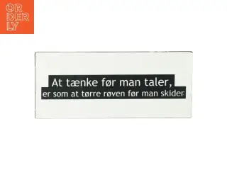 Skilt med dansk ordsprog (str. 30,5 x. 13 cm)