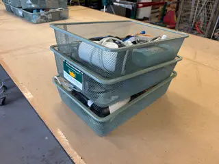 3 stk. Metalbakker L41,5, B30, H10 med maskiner, værktøj mm.