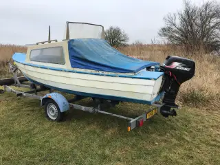 Motorbåd med 30 Hk og Trailer