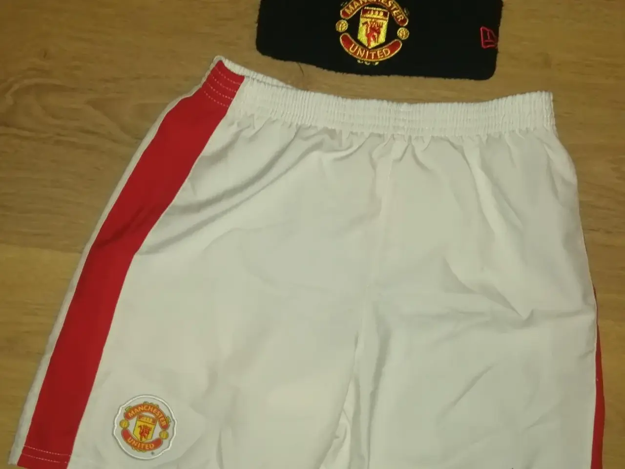 Billede 1 - MANCHESTER UNITED SHORTS OG HUE, STR. 7-8 ÅR