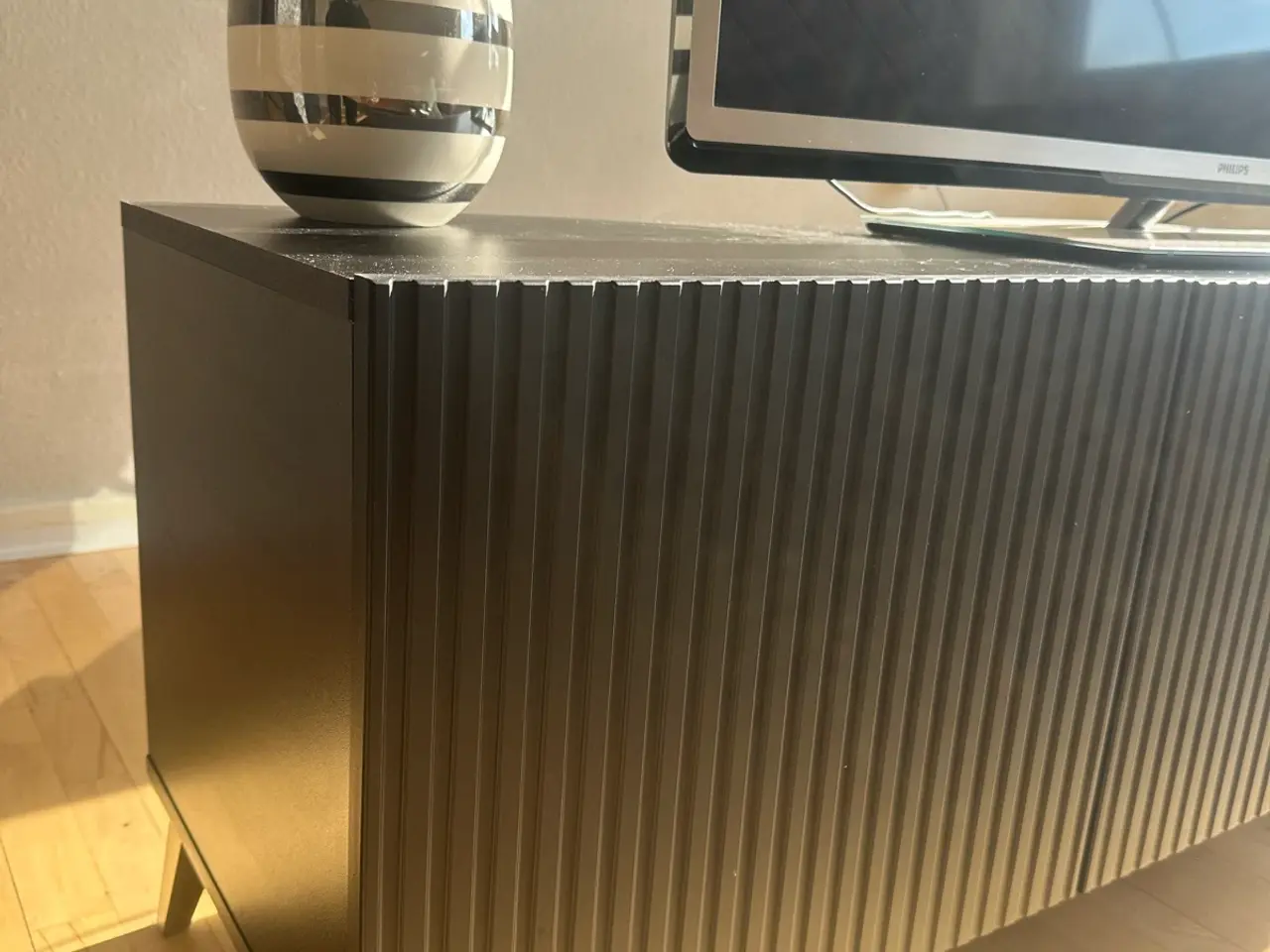 Billede 5 - TV-bord i sort med rillede låger