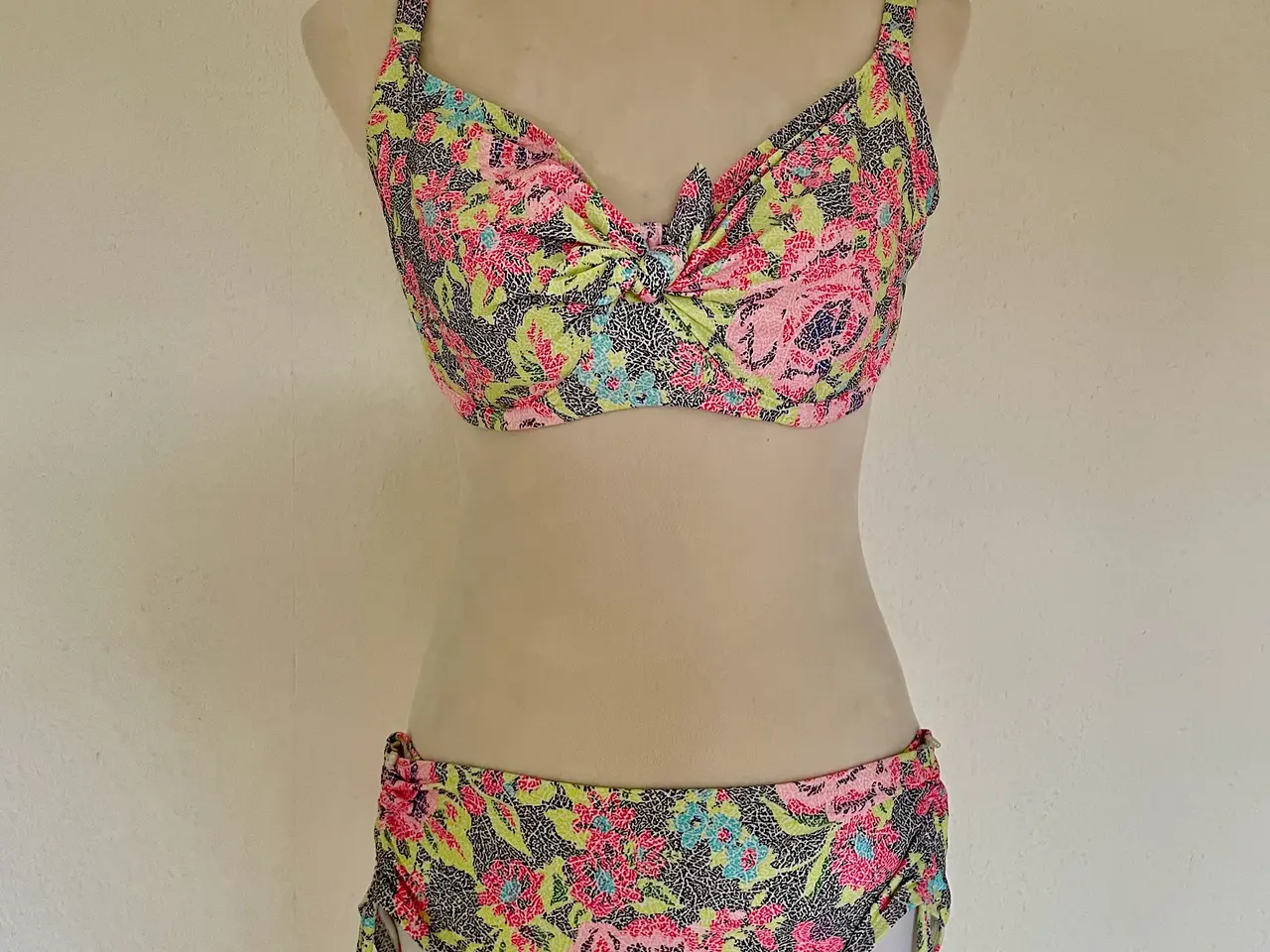 Billede 1 - YDERLIGERE NEDSAT Flot Saltabad bikini, 80F str 40