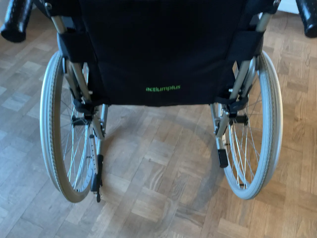 Billede 2 - Letvægts kørestol 53 cm sædebredde