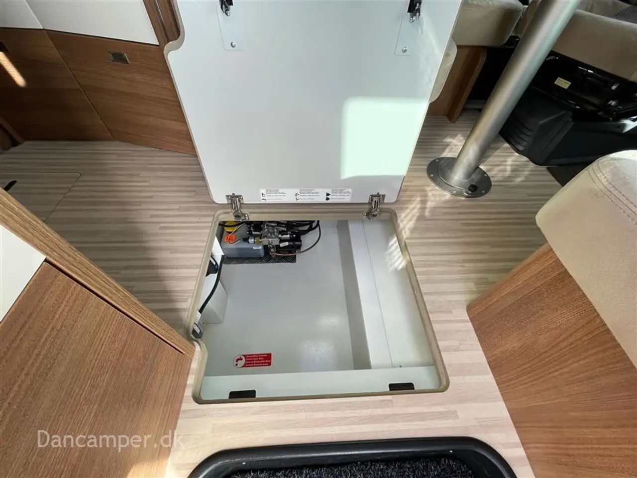 Billede 27 - 2018 - Carthago compactline 144 LE   Kommissionsbil. Automatgear - 150 hk, Enkeltsenge, solceller, inverter, hydrauliske selvnivilerende støttefødder