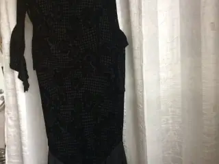 Elegant sæt i sort blonde i præget velur