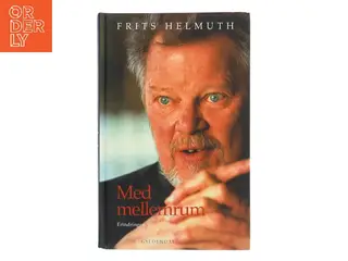 Med mellemrum : erindringer af Frits Helmuth (Bog)
