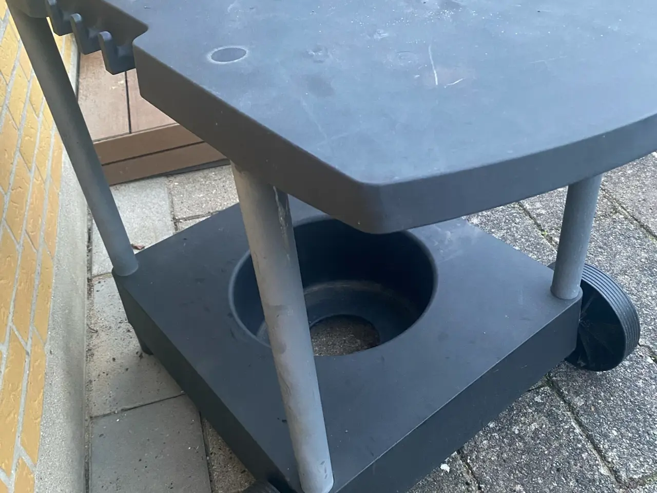 Billede 3 - Grillbord med plads til gasflasken