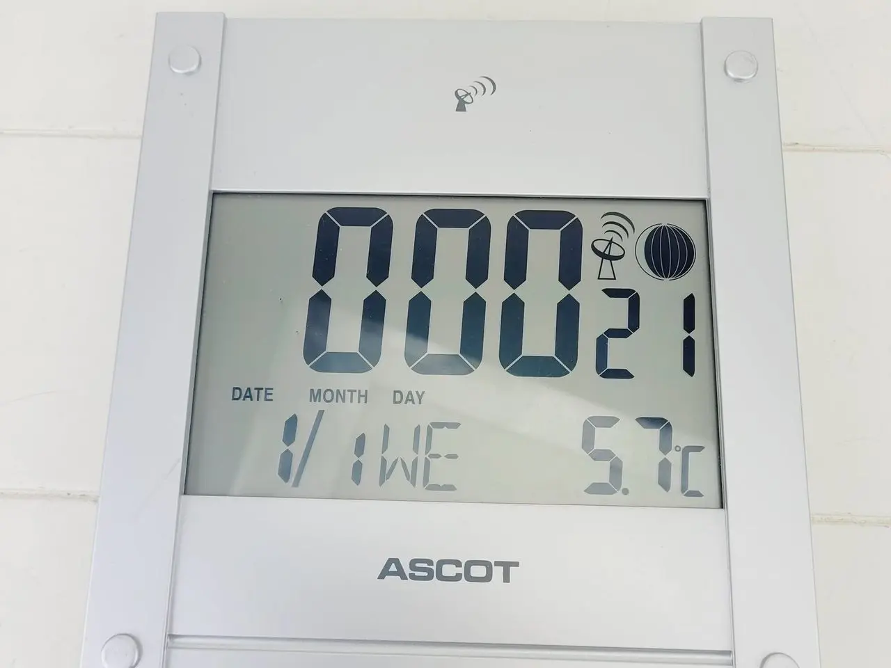 Billede 8 - ⭐️- ASCOT Vægur Vækkeur med Temperaturmåling