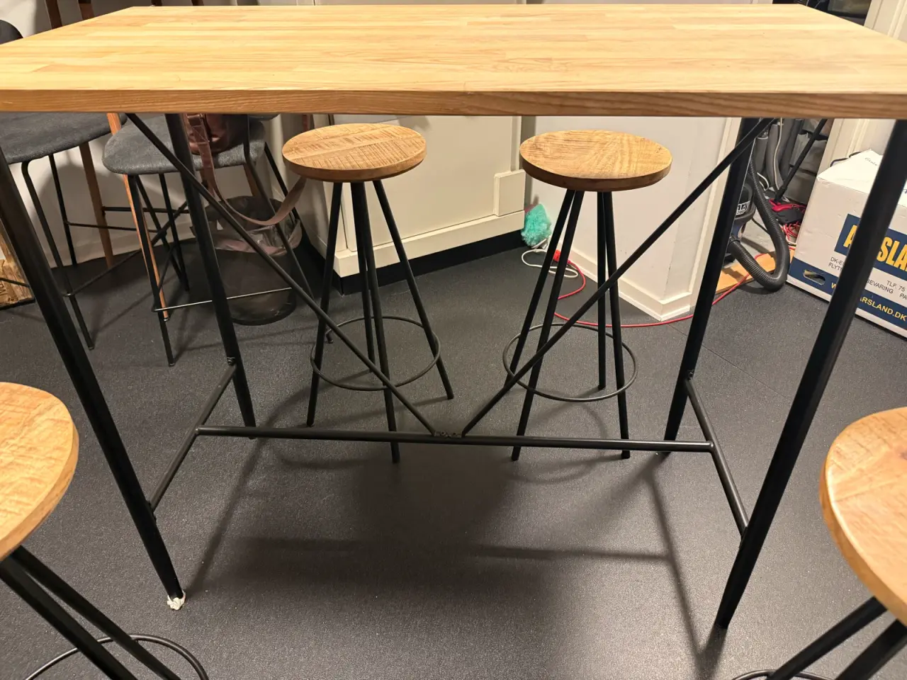 Billede 4 - Flot barbord med 4 barstole – massivt træ og sort 