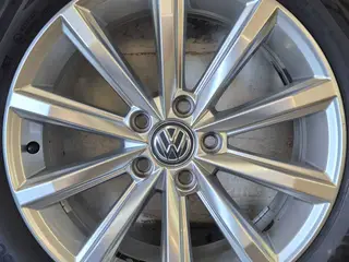 VW "LONDON" MODEL ORIGINAL ALUFÆLGE MED SOMMERDÆK