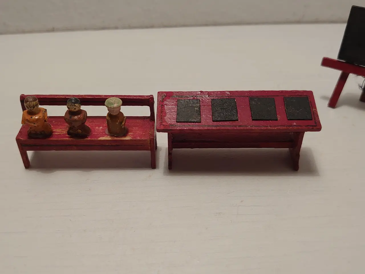 Billede 3 - Erzgebirge: Skolestue og toilet. 5 dele. Ca 1930.