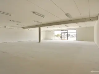 Stor, moderne butik ved byens mest trafikerede rundkørsel