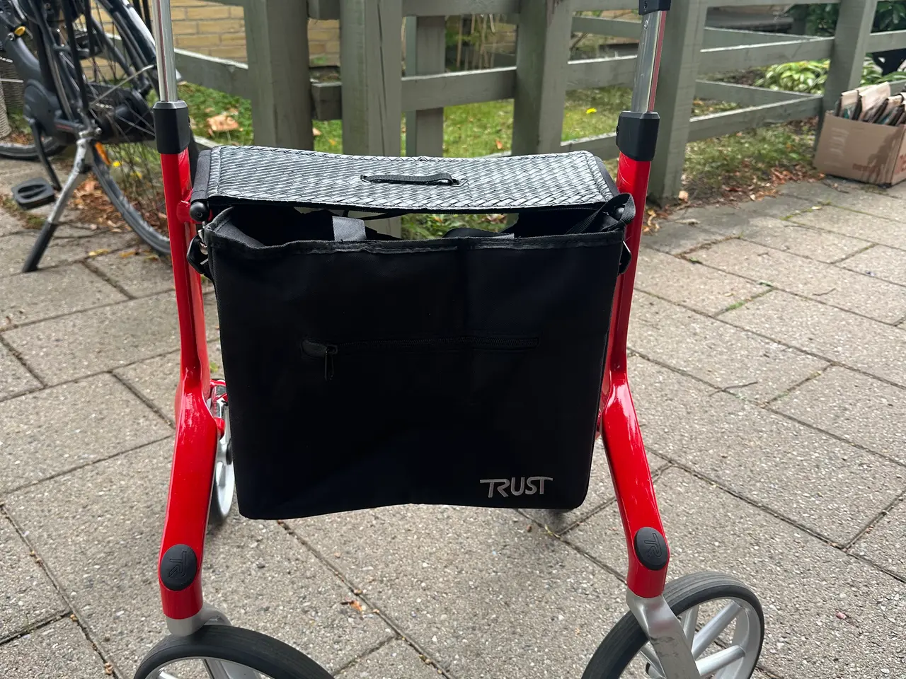 Billede 4 - Trust Alu Rollator rød med sæde og taske.