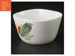 Porcelæns skål med grøntsagsmotiv fra Lyngby (str. 10,5 cm)