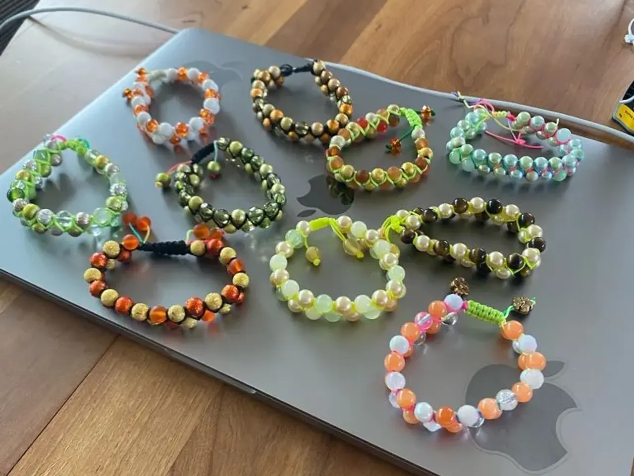 Billede 1 - Nye knyttede armbånd