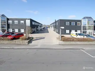 Nyrenoveret kontor og lager/showroom – indflytningsklar