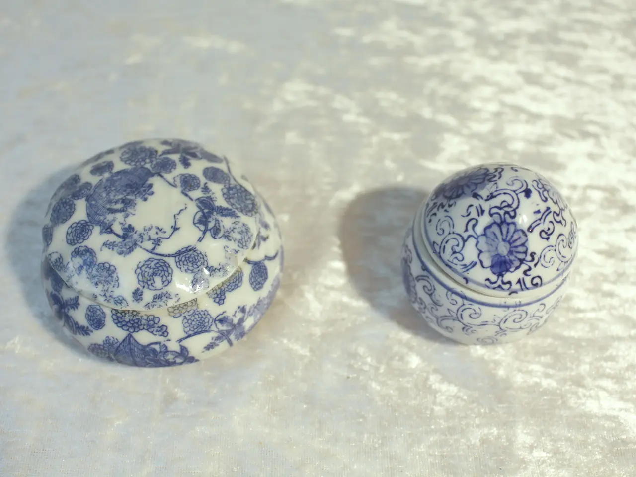 Billede 1 - 2 kinesiske porcelænskrukker med låg.