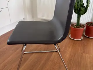 To spisebordsstole