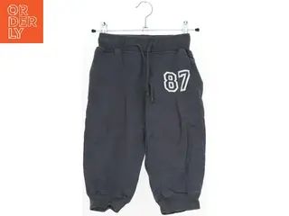 Sweatpants med grafisk design fra H&M (str. 98)