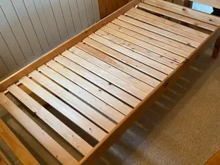 Træseng inkl. madras