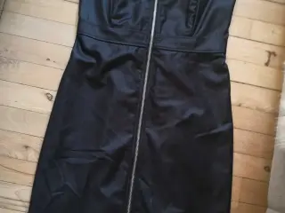 Modström stropløs kjole