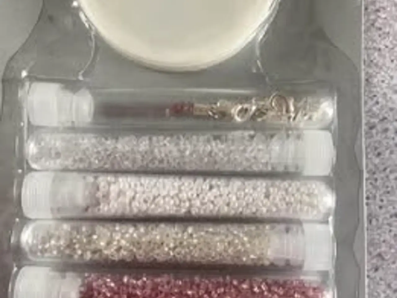 Billede 1 - Uåbnede perlepakker/beads, låse+1 rulle tråd/elast