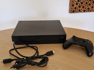 Xbox One X 1TB – flot stand – testet og virker