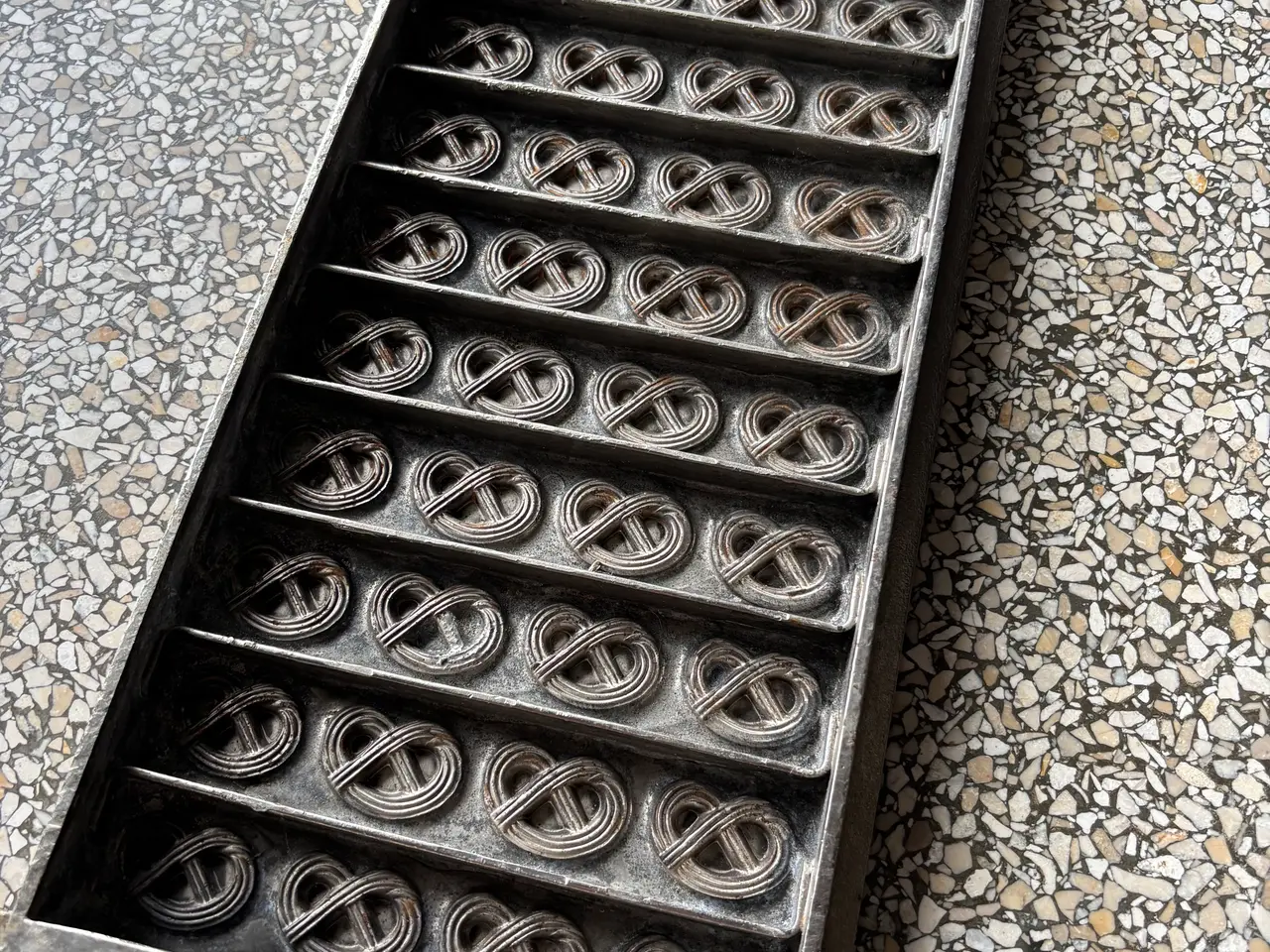 Billede 2 - Meget gammel chokoladeform - art deco/bordskåner?