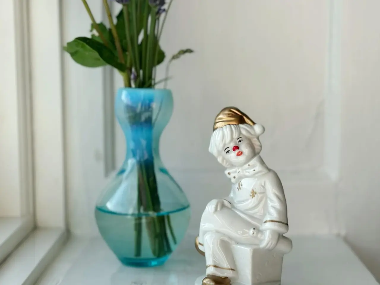 Billede 1 - Porcelænsfigur, klovn på terning, bemalede detaljer