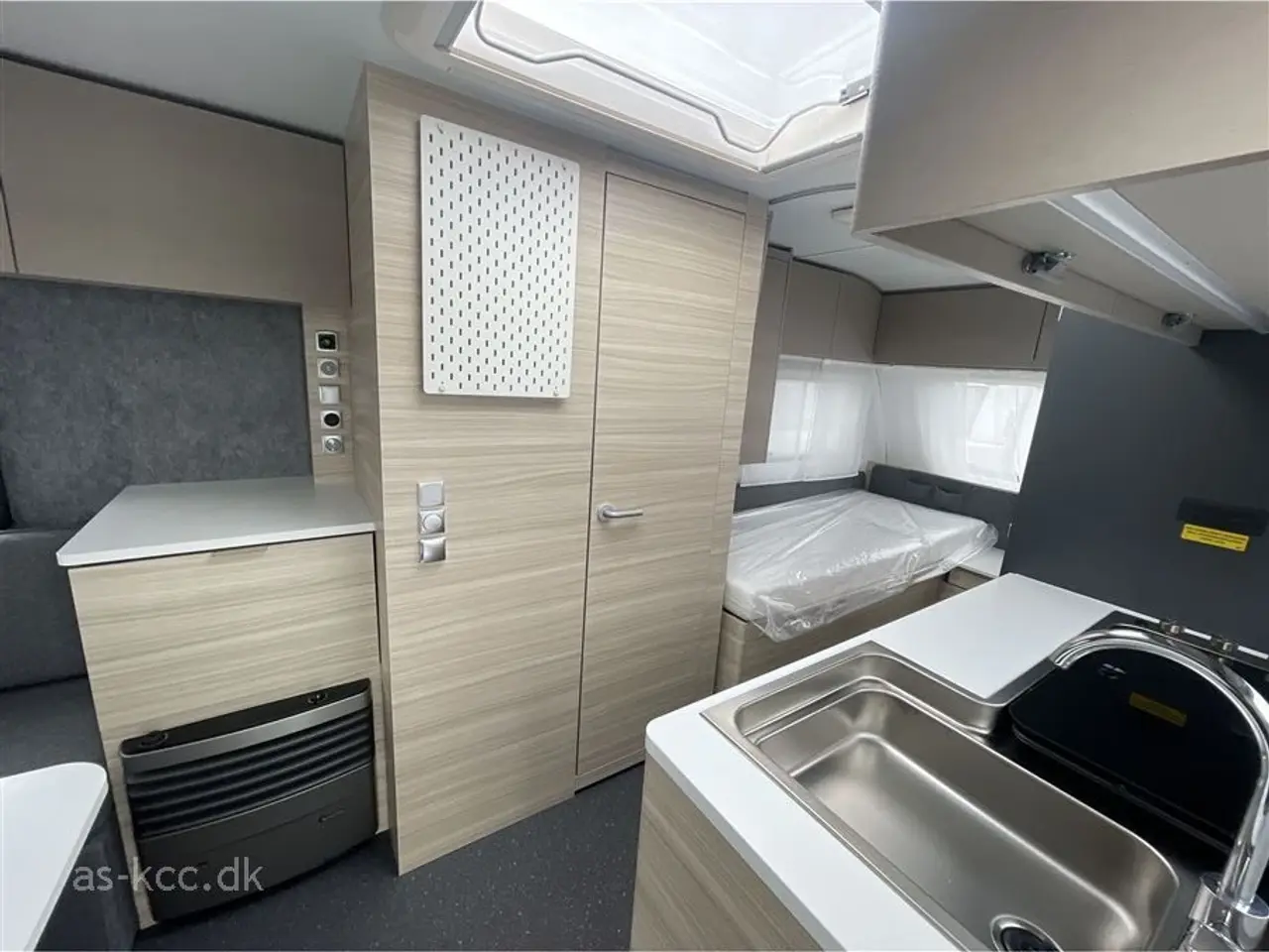 Billede 4 - 2026 - Adria Altea 492 LU Adria Altea 492 LU årg. 2026 med enkeltsenge og udtræk. 5 sovepladser, 4 siddepladser. Glasfiber tag, sider, forende og bagende