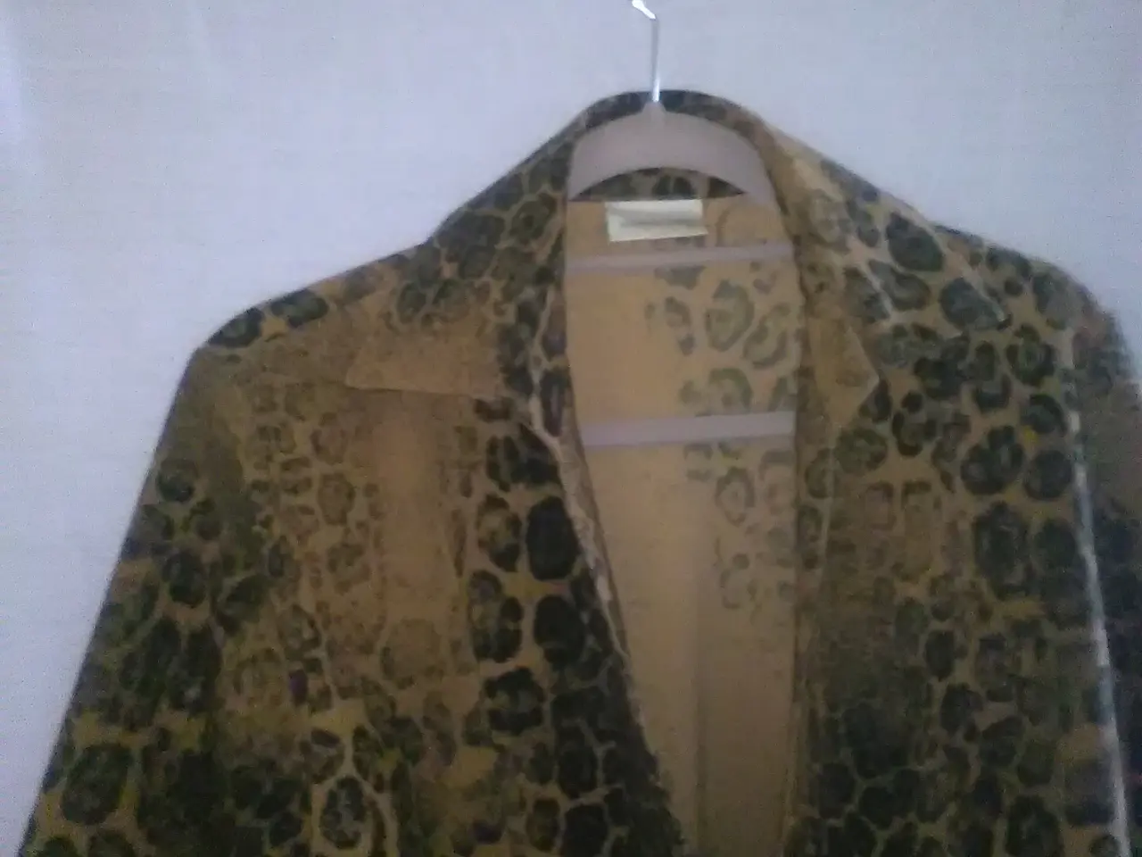 Billede 3 - Frakke-Lang dame blazer,med animalprint str.38/40-