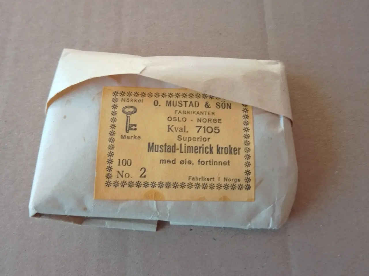 Billede 2 - Kroge 10 kr pr pakke der er 100 stk i hver.