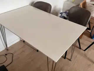 Hvidt spisebord 
