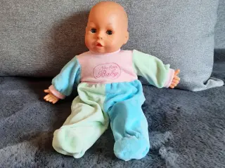 2 dukker , en stol og flere sæt tøj.