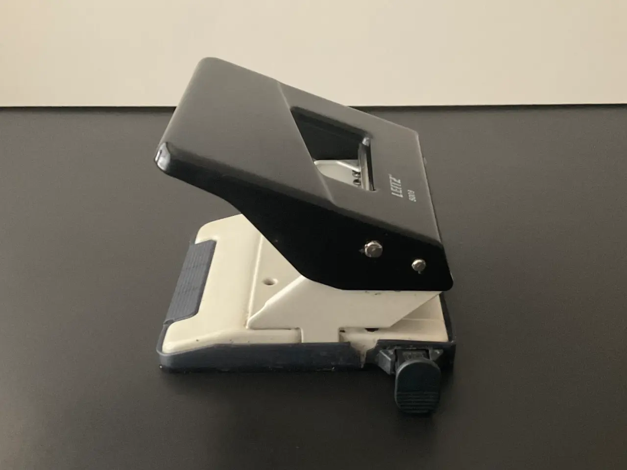 Billede 2 - Leitz 5008 hulapparat sort og hvid