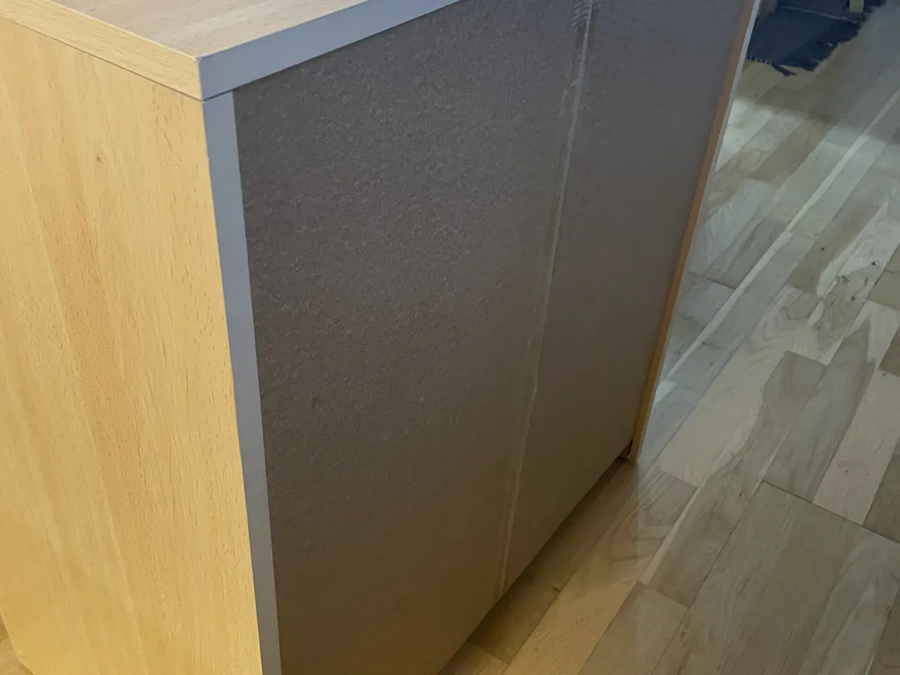 Billede 4 - Pæn og praktisk kommode i lyst kunstfiner